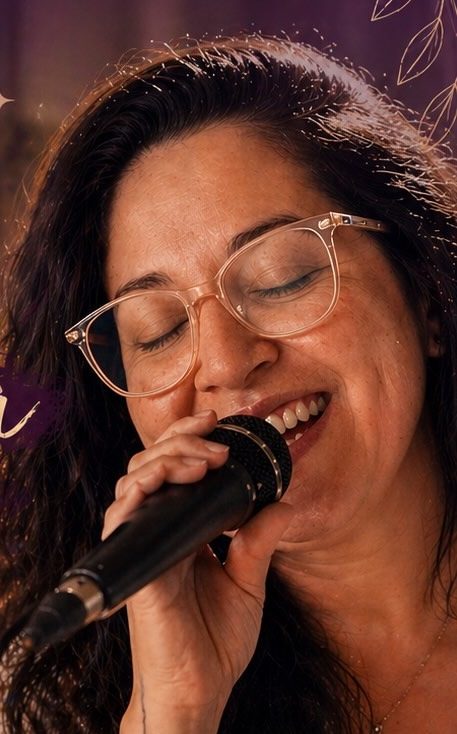 Jimena Camacho cantando: la voz como herramienta de sanación